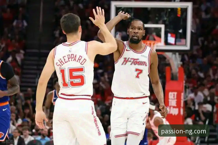 杜兰特27分vs唐斯22分：火箭主场111-94大胜尼克斯，3连胜背后的战术解析